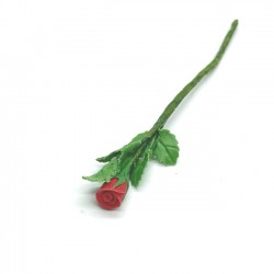 Роза красная с листьями, кукольная миниатюра, масштаб 1:12