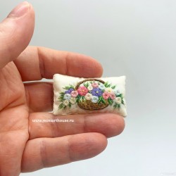 Подушка Цветы в корзинке, вышивка, миниатюра 1:12