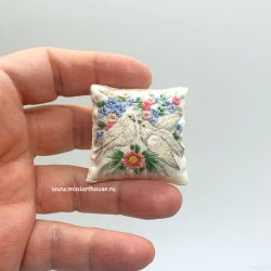 Подушка Голуби и цветы, вышивка, миниатюра 1:12