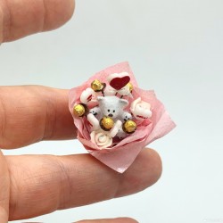 Праздничный букет с конфетами и мишкой, миниатюра 1:12