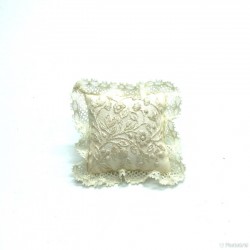 Подушка с кружевом Белые цветы, вышивка, миниатюра 1:12