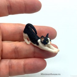 Котик черно-белый, потягивающийся, миниатюра 1:12