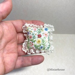 Миниатюрная подушка Цветы, миниатюрная вышивка