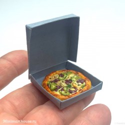 Пицца с колбасой, перцем и оливками в коробке, масштаб 1:12