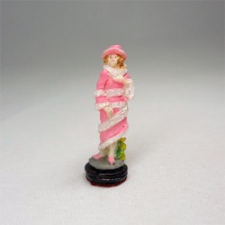 Статуэтка Леди в розовом пальто и шляпке, миниатюра 1:12