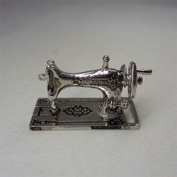 Швейная машинка серебряная, масштаб 1:12